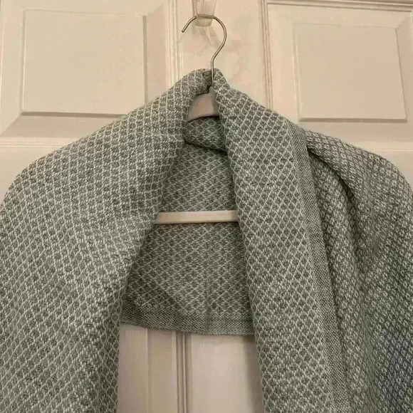 Reversible Gray & White Scarf - Picture 4 of 4